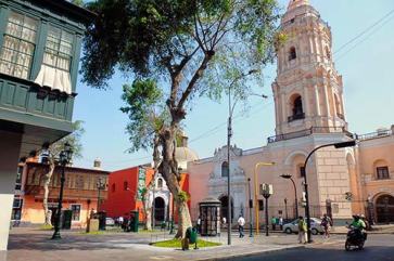 La plazuela de Santo Domingo, en Lima (Perú), con la Basílica de Ntra. Sra. del Rosario.